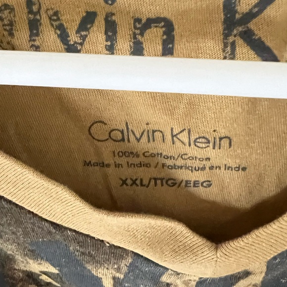 Mens Calvin Klein short sleeve v neck shirts. Worn once to try on. - Picture 6 of 9